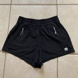 Vuori Dash Shorts in black